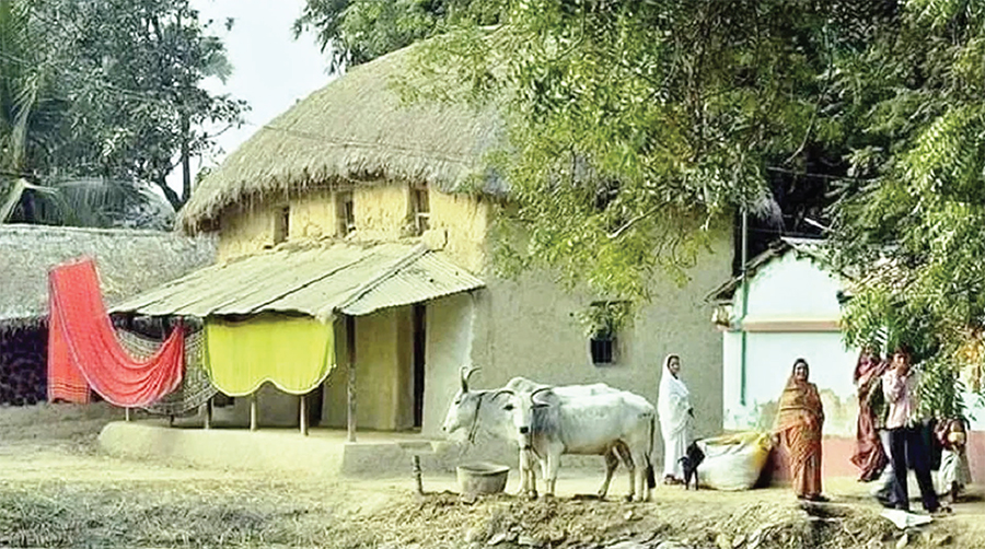 হারিয়ে যাচ্ছে গ্রামবাংলার ঐতিহ্য মাটির ঘর