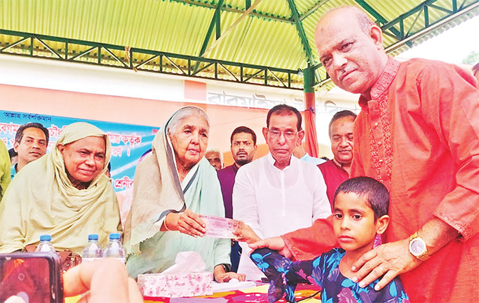 শিক্ষার্থীদের মাধ্যে মতিয়া চৌধুরীর প্রণোদনা প্রদান