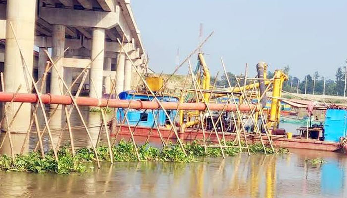 সিরাজগঞ্জে নদীতে বালু উত্তোলনের দায়ে দেড় লাখ টাকা জরিমানা