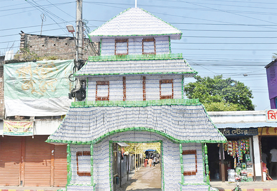 প্লাস্টিক বোতলে পূজা মণ্ডপের নান্দনিক গেট