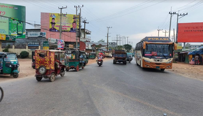 কক্সবাজারে সড়ক দখল করে বাসস্ট্যান্ড