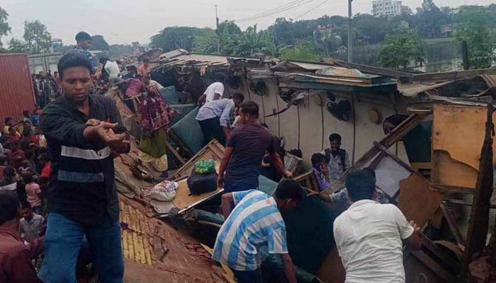 ভৈরবে ট্রেন দুর্ঘটনা, বহু হতাহতের শঙ্কা