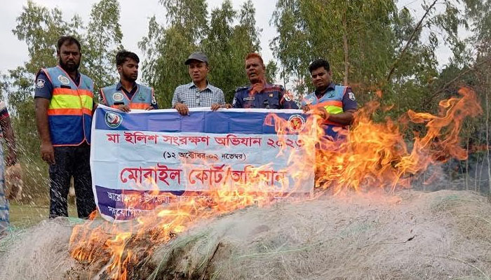 সিরাজগঞ্জে যমুনায় মা ইলিশ ধরায় ৩ জেলে গ্রেফতার