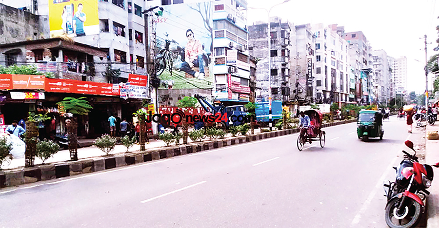 পূজার ছুটিতে ফাঁকা ঢাকার রাস্তা