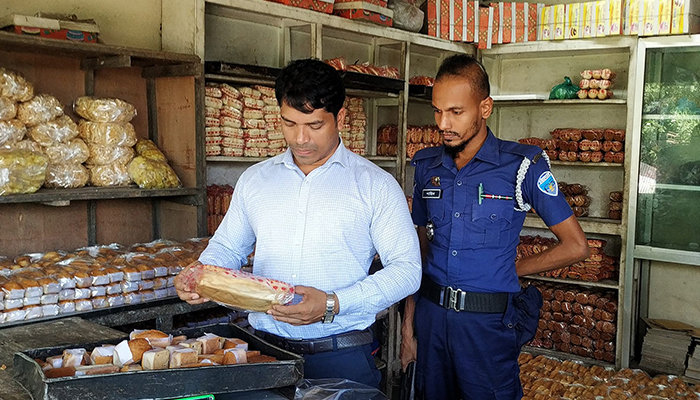 চাঁদপুরে রঙ মিশিয়ে খাবার তৈরী করায় জরিমানা