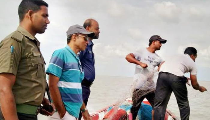 যমুনায় ইলিশ ধরার দায়ে ১৫ জেলের কারাদন্ড