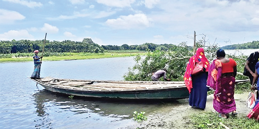 ডিঙি নৌকায় খাল পার হয় ছয় গ্রামের মানুষ