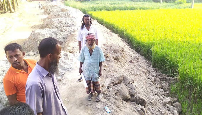 সিরাজগঞ্জে জমি অধিগ্রহণ ছাড়াই নতুন সড়ক নির্মানের অভিযোগ