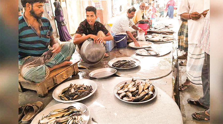 শরীয়তপুরে ক্রেতাশূন্য মাছবাজার