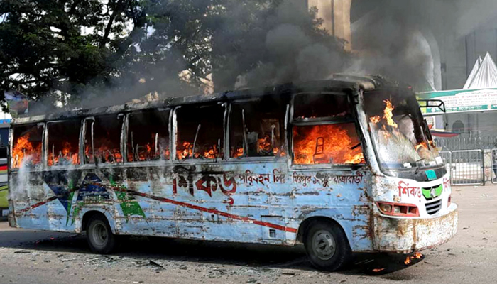 রাজধানীতে চলন্ত বাসে আগুন