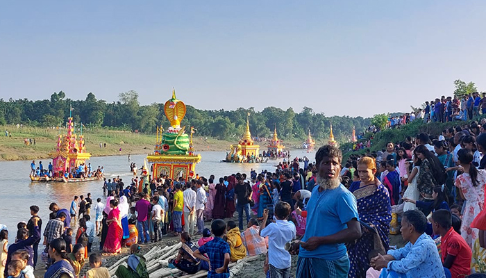 বাকঁখালী নদীতে ভাসলো হরেক রকমের কল্প জাহাজ 