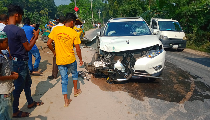 হাজীগঞ্জে প্রাইভেটকারের সাথে সংঘর্ষে অটোরিকশা চালক নিহত