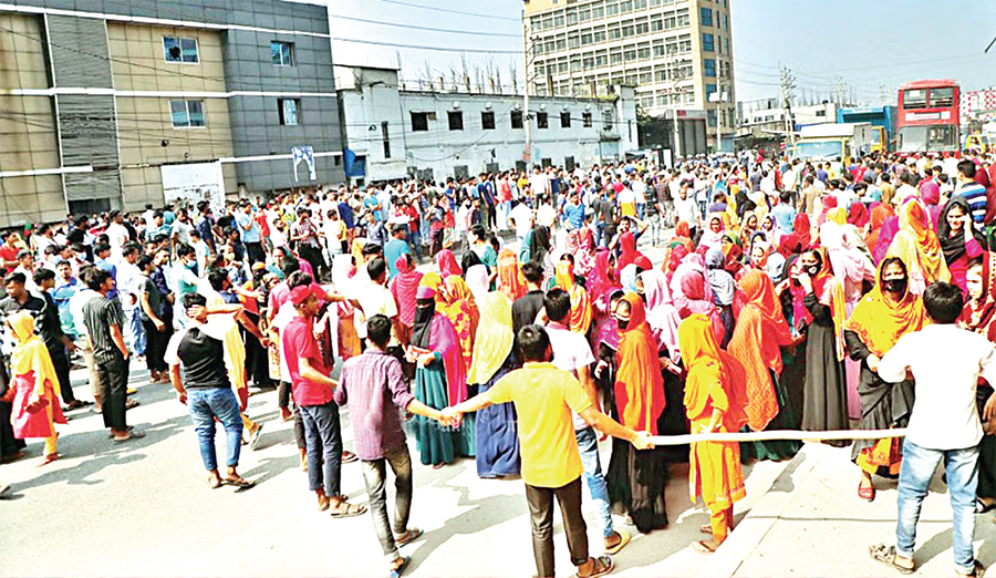 পোশাক শ্রমিকদের সর্বনিম্ন মজুরি দ্রুত ঘোষণার দাবি