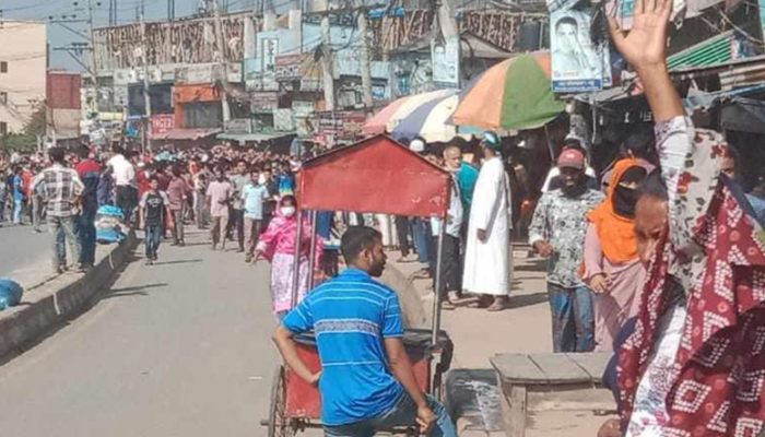 গাজীপুরে শ্রমিক-পুলিশ দফায় দফায় সংঘর্ষ