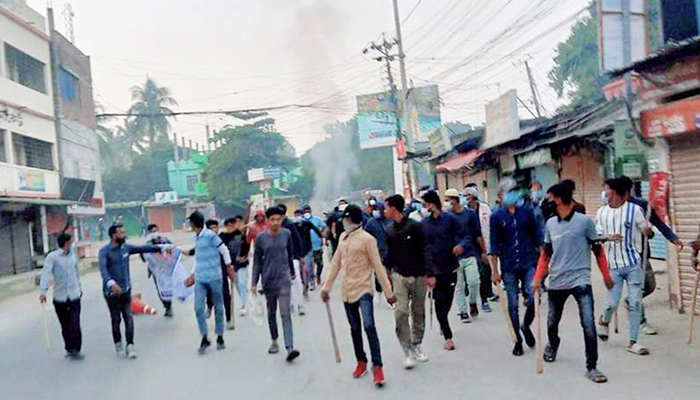 ঈশ্বরদীতে অবরোধকারীদের ঝটিকা মিছিল ও অগ্নিসংযোগ