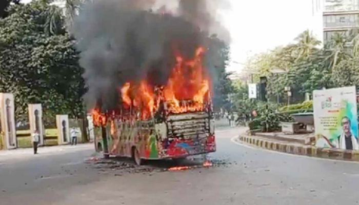 হাইকোর্টের সামনে বাসে আগুন