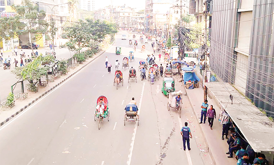 অবরোধে ঢাকার সড়কে ছুটির আমেজ