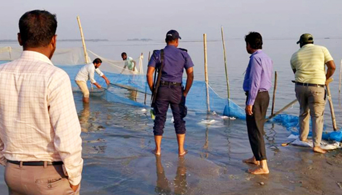 সিরাজগঞ্জে ‘মা’ ইলিশ ধরায় ২ জেলের জরিমানা