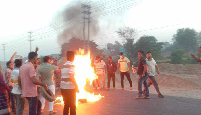 নারায়ণগঞ্জে কয়েকটি স্পটে গাড়ি ভাঙচুর, সড়কে আগুন