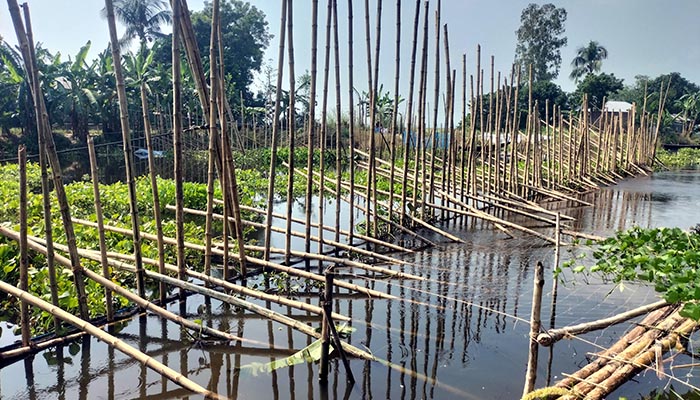 সাঁথিয়ায় পানিস্কাশন খালে সুতি জালের বাঁধ