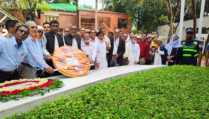 বঙ্গবন্ধু পরিষদ, বরিশাল মহানগর শাখা কর্তৃক বঙ্গবন্ধুর সমাধিতে শ্রদ্ধা নিবেদন