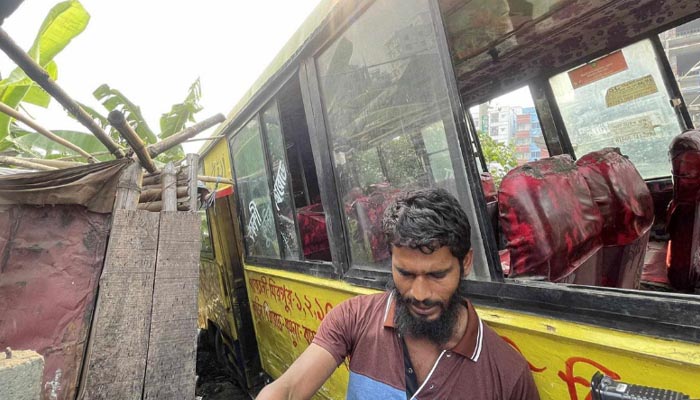 বাসে পেট্রোল বোমা নিক্ষেপে চালক দগ্ধ