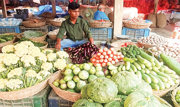 গ্রামীণ হাটবাজারে লাগামহীন সবজির দাম