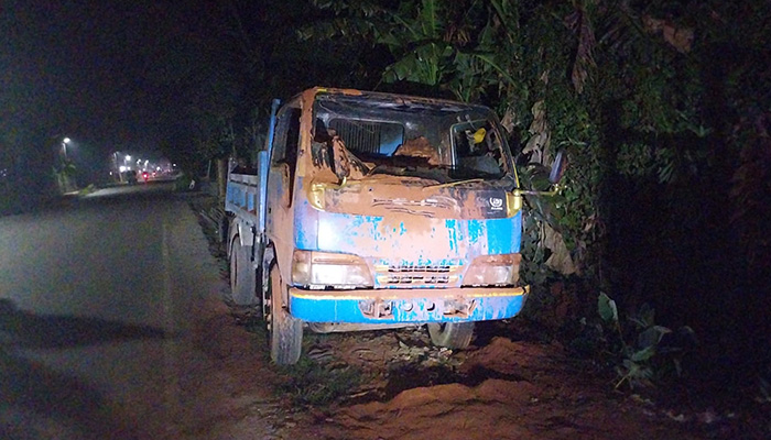 নোয়াখালীতে পিকআপ ভ্যানে আগুন, ৬টি ককটেল উদ্ধার 