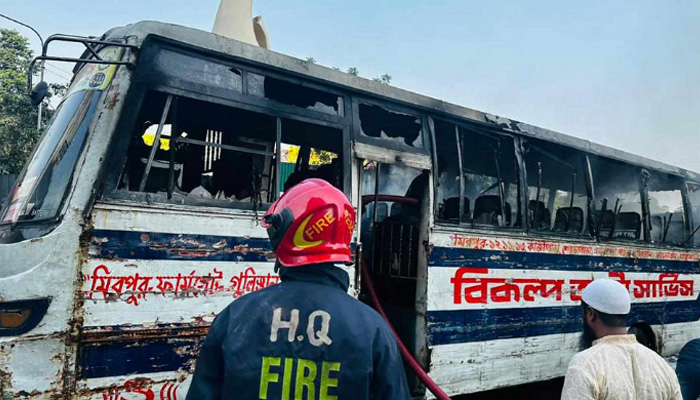 গুলিস্তানে বিকল্প অটো সার্ভিস বাসে আগুন