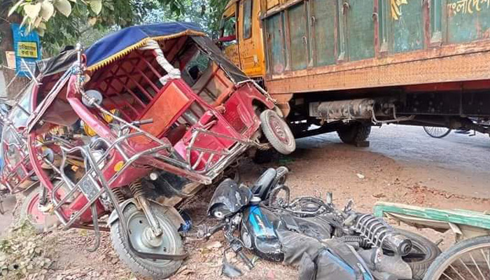 নাটোরে ট্রাকের ব্রেক ফেল, হতাহত