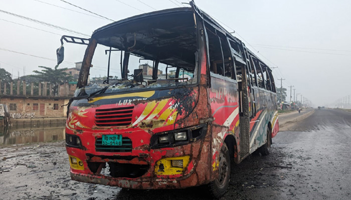 চট্টগ্রামের আনোয়ারায় দুর্বৃত্তদের দেয়া আগুনে বাস পুড়ে ছাই