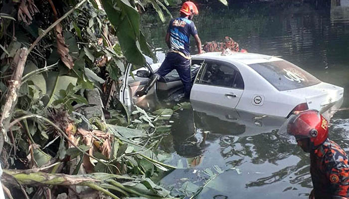 নিয়ন্ত্রণ হারিয়ে পুকুরে প্রাইভেটকার