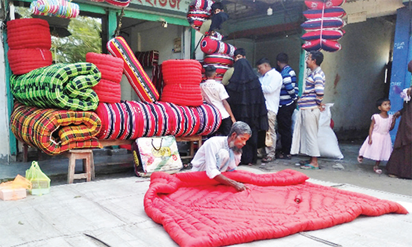 নীলফামারীতে লেপ-তোশক তৈরিতে ব্যস্ত কারিগররা