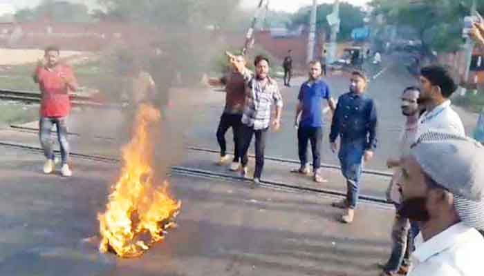 চট্টগ্রামে অবরোধ চলাকালে যাত্রীবাহী টেম্পোতে পাথর নিক্ষেপ