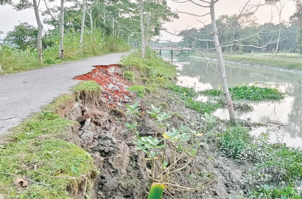 সড়কে ভাঙন সৃষ্টি উদ্বিগ্ন এলাকাবাসী