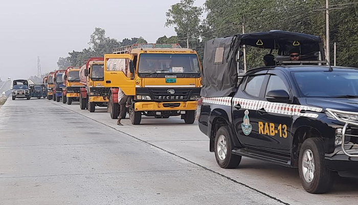 জ্বালানি তেল বহনকারী লরিসমূহকে র‌্যাব-১৩, রংপুরের এসকর্ট প্রদান