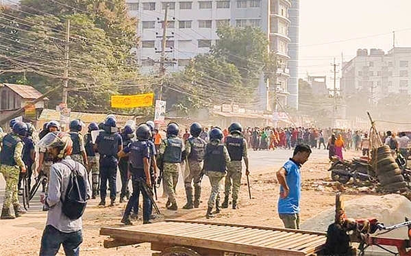 আশুলিয়ায় ফের শ্রমিক বিক্ষোভ শিল্প পুলিশের এএসপি আহত