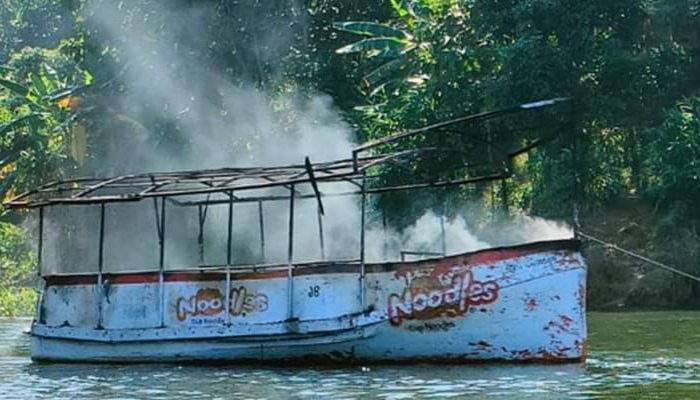 রাঙামা‌টি‌তে দুর্বৃ‌ত্তের আগু‌নে পু‌ড়ে‌ছে টু‌রিষ্ট বো‌ট