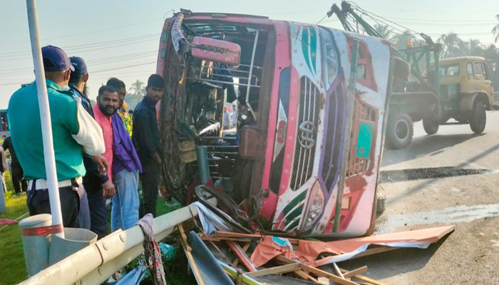 চট্টগ্রামে টানেলের কাছে টোল বক্স এলাকায় বাস উল্টে নিহত ১