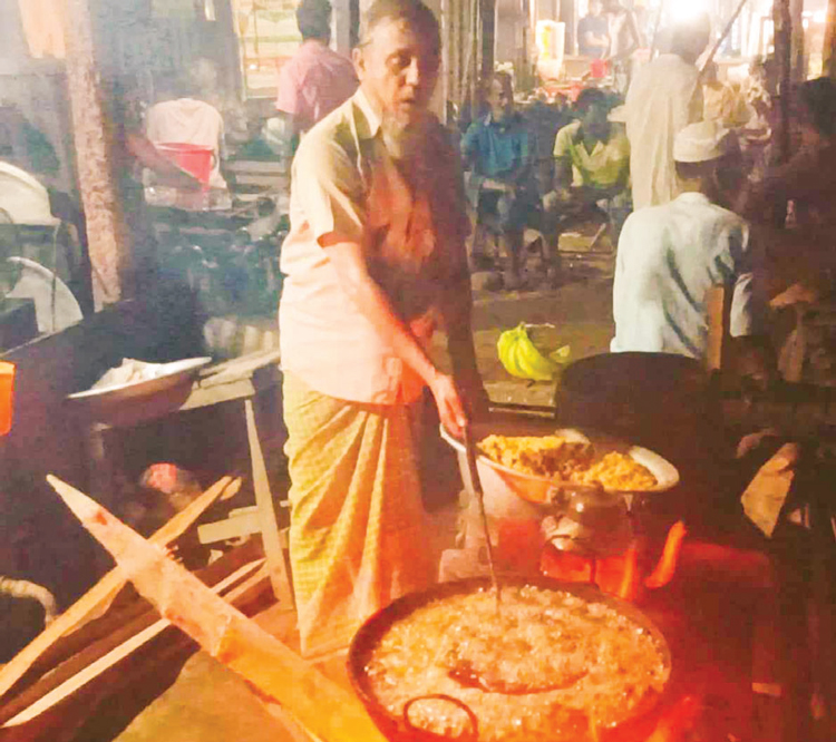 মাত্র দুই ঘণ্টা ব্যবসা করে সংসার চালাচ্ছে প্রতিবন্ধী চাঁন মিয়া