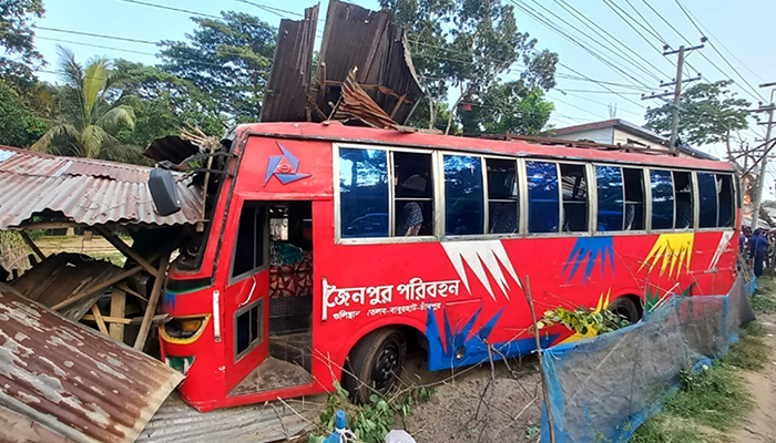 চাঁদপুরে যাত্রীবাহী বাস চাপায় গৃহবধুর মৃত্যু