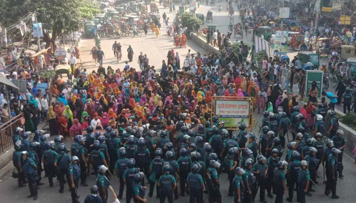 মিরপুরে পোশাক শ্রমিকদের সড়ক অবরোধ