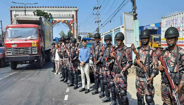 চট্টগ্রামে বিজিবির টহল শুরু, পোশাক কারখানার দিকে নজরদারি বৃদ্ধি