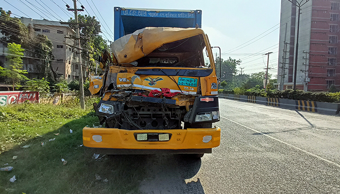 সাভারে সড়ক দূর্ঘটনায় কাভার্ড ভ্যান চালক নিহত