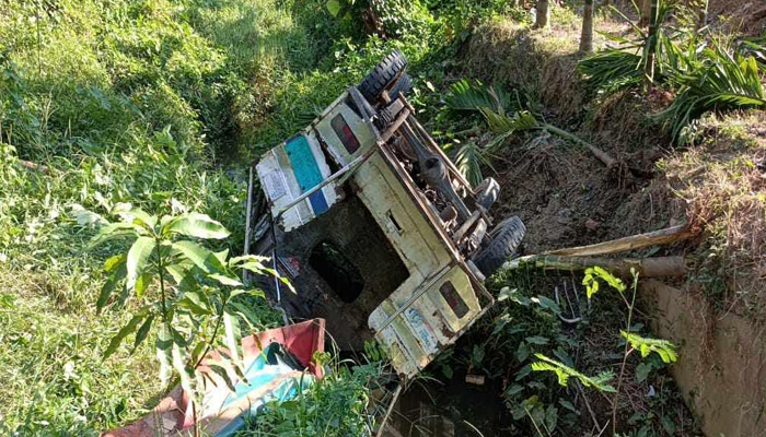 সীতাকুণ্ডে মিনিবাসের ধাক্কায় লেগুনা খাদে, ১২ শিক্ষার্থী আহত 