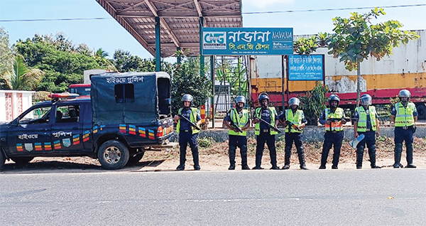 অগ্নিসন্ত্রাস ঠেকাতে কক্সবাজারে কঠোর অবস্থানে পুলিশ