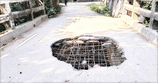 ভেঙে গেছে সেতুর পাটাতন