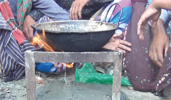 নলকূপের পাইপ দিয়ে উঠছে গ্যাস, জ্বলছে আগুন