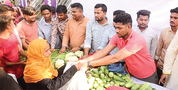 কম দামে সবজি বিক্রি করলেন ছাত্রলীগ সভাপতি সাদ্দাম