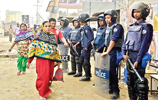 খুলেছে সব পোশাক কারখানা  সতর্ক অবস্থানে পুলিশ